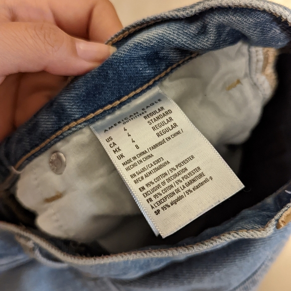 American Eagle Mom Jeans distressed size 4 R - Picture 3 of 3